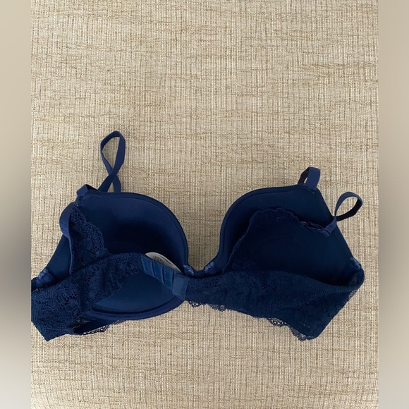 Lacy padded bra in navy - Picture 2 of 2